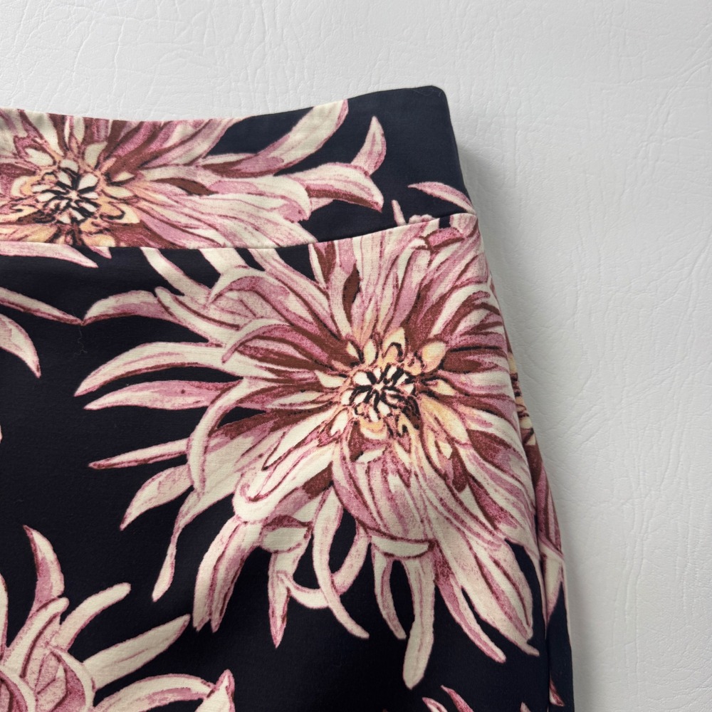 Ann Taylor Factory Floral Pencil Skirt Navy Pink Chrysanthemum Size 8 536-A28256 - Picture 3 of 10